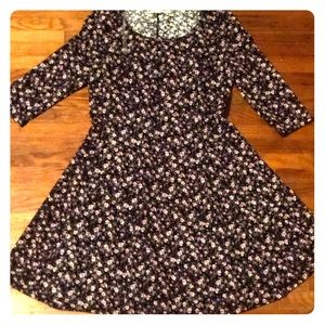 Half sleeve knee-length dress w/ flower design